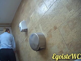 NEW! Close-up pissing girl's twat close to rub-down the toilet! (155th issue)